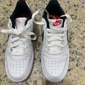 Girls Nike sneakers new condition size 4 1/2 girls